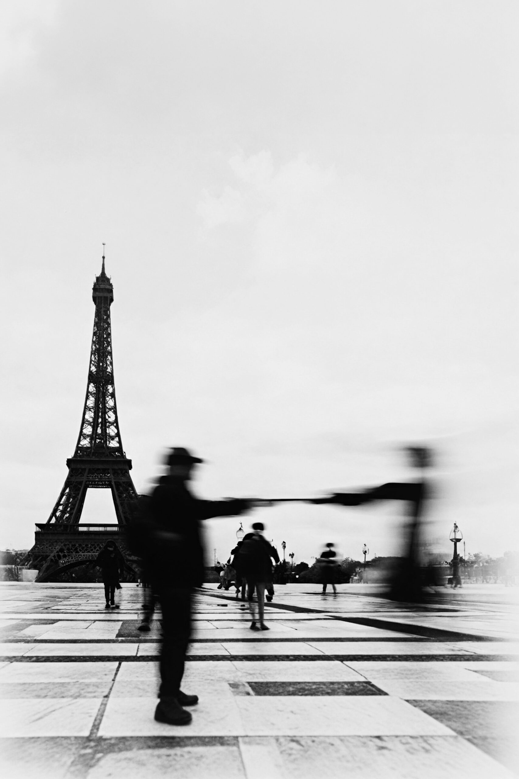 Moroz — Ephemeral Paris, czarno-biała fotografia wieży Eiffla we mgle, sygnowana grafika za 65 € na prezent świąteczny